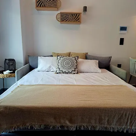 Sunday * Néa Péramos